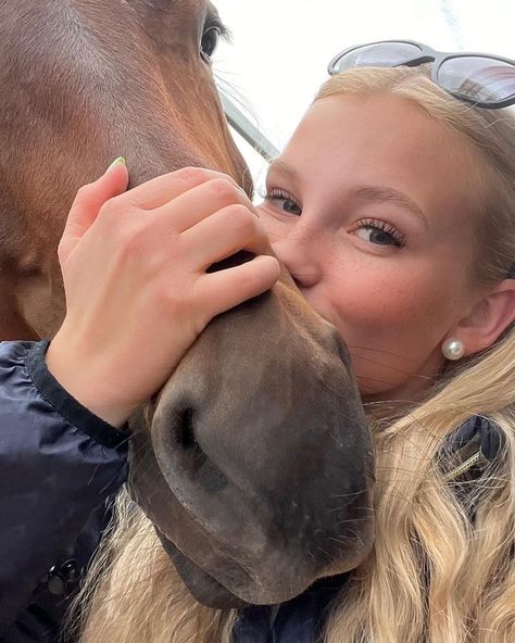 ellenhedbys Blonde Equestrian, Selfie With Horse, Horse Riding Hairstyles, English Horse Riding Aesthetic, Horses Aesthetic, Horse Girl Aesthetic, Horse Riding Aesthetic, Horsey Life, Equestrian Aesthetic