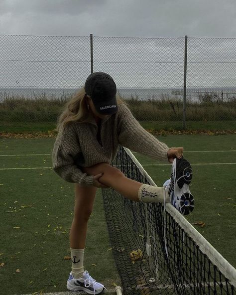 aly ☾ on Twitter: "tennis workout… " Tennis Girl Aesthetic, Mode Tennis, Josefine H J, Tennis Aesthetic, Sporty Aesthetic, Tennis Workout, Sports Aesthetic, Fitness Inspiration Body, Healthy Girl