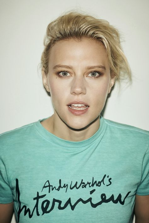 Kate McKinnon Answers Odd Questions From Her Famous Friends Bill Hader, Catherine O'hara, Interview Magazine, Kate Mckinnon, Seth Meyers, Lil Kim, Christina Ricci, Penelope Cruz, Gal Pal