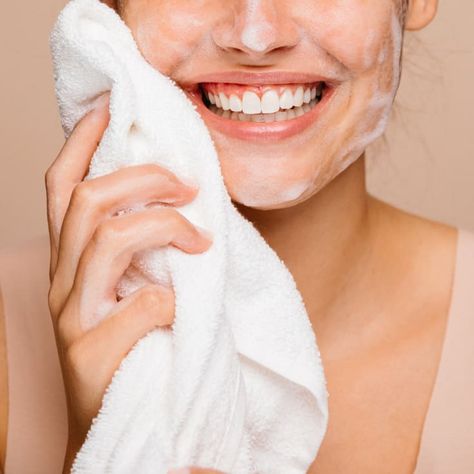 Remove Skin Tags Naturally, Washing Your Face, Natural Face Wash, Natural Face Cleanser, Bare Face, Skin Care Steps, Natural Face, Skin Issues, Facial Wash