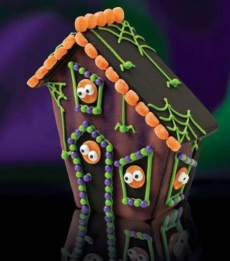 Samhain Ideas, Spooky Cookies, Haunted Gingerbread House, Haunted House Cake, Halloween Gingerbread House, Halloween Gingerbread, Halloween Houses, Halloween Tea Party, Spooky Cake