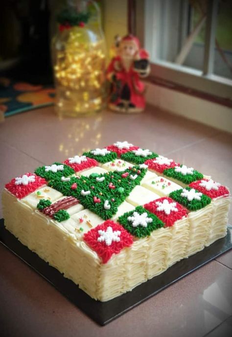 Rectangular Christmas Cake, Crismas Cakes Ideas, Square Christmas Cake Designs, Square Christmas Cake, Christmas Cake Decorating Ideas, Homemade Christmas Cake, Christmas Cake Decorating, Christmas Themed Cake, Buttercream Cake Designs