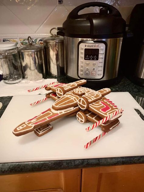 Star Wars Gingerbread, Gingerbread Contest, Gingerbread House Competition, Game Awards, Gingerbread Ideas, Gingerbread Party, Gingerbread House Ideas, Star Wars Diy, Gingerbread House Decorations