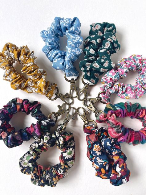 "SCRUNCHIE WRISTLET //  A scrunchie with convenience! Easy to attach clip, add your keys or other accessories to 1.25\" wide.   Circumference around the wrist for most is a comfortable fit, not too tight, but also less sagging or swinging.  Follow me on Instagram @bardotbowgallery and facebook.com/bardotbowgallery for new product and promotions." Scrunchie Wristlet, Scrunchie Keychain, Sewing Machine Projects, Cotton Gift, Small Sewing Projects, Cotton Gifts, Sewing Class, Diy Sewing Clothes, Diy Couture