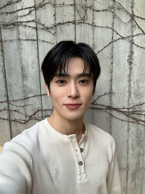 NCT 127 DAILY UPDATE, [Dec 27, 2023 at 1:54 AM] [271223] 🍑💭 today’s selcaa kamu nikmatin akhir tahun yang bagus kan? 。`NCT127´  。 //t.me/nct127dailyupdatee —🍑 Kpop Men, Cute Asian Guys, Valentines For Boys, My Man, Jaehyun Nct, Kpop Guys, Boyfriend Pictures, Boyfriend Material, Nct 127