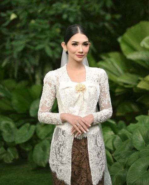 Pesona akad nikah dengan kebaya flayful berwarna putih yang memukau. Ditambah dengan make up flawless, menciptakan kecantikan pengantin semakin terpancar. Ini bisa menjadi referensi kebaya akad mu juga loh Dears, perpaduan tradisional dan modern yang cantik 😍🤍 Attire by @fadlan_indonesia Photographer by @askar_photography Accesories by @subengklasik Mua by @zilkamaulizar Decor by @kaizendecorationjkt Shoes by @unificatio.official Hair do by @beautybycet WO by @happywedding.wo Venue by @casa... Make Up Flawless, Model Dress Kebaya, Kebaya Wedding, Kebaya Modern Dress, Adat Jawa, Batik Kombinasi, Dress Kebaya, Kebaya Dress, Wedding List