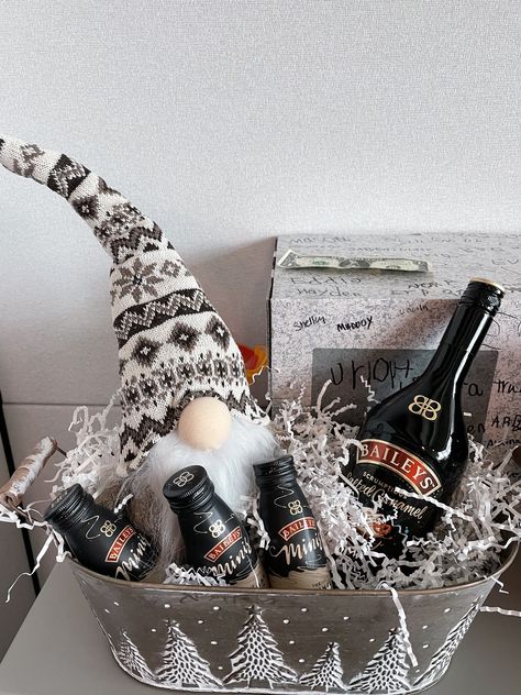 Christmas Booze Basket, Booze Basket Ideas Christmas, Christmas Liquor Baskets, Christmas Wine Basket Ideas, Gin Gift Basket Ideas, Beer Box Gift Ideas, Liquor Basket Ideas, Yeti Gift Basket Ideas, New Years Gift Basket