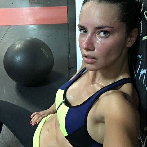 Adriana Lima Adriana Lima Workout, Adriana Lima Body, Adriana Lima Style, Model Legs, Sweat Women, Victoria Secret Fragrances, Sweaty Workouts, Elite Model Management, Wednesday Workout