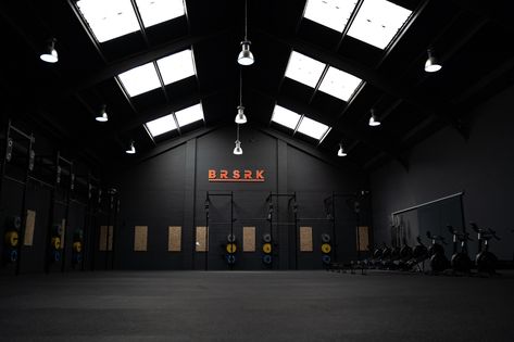 Berserk = Out of control with excitement @crossfitberserk is an 11,900-square-foot facility kitted out with everything from Goliath wall-mounted rigs, seamless floors, branded wall ball targets and more! This is a stand-out facility that anyone would be lucky to have as their CrossFit gym! 🔥 #BuiltBetter #BLKBOX #crossfit Crossfit Studio, Barn Gym, Gym Layout, Gym Branding, Calisthenics Gym, Gym Design Interior, Crossfit Box, Mma Gym, Basement Gym