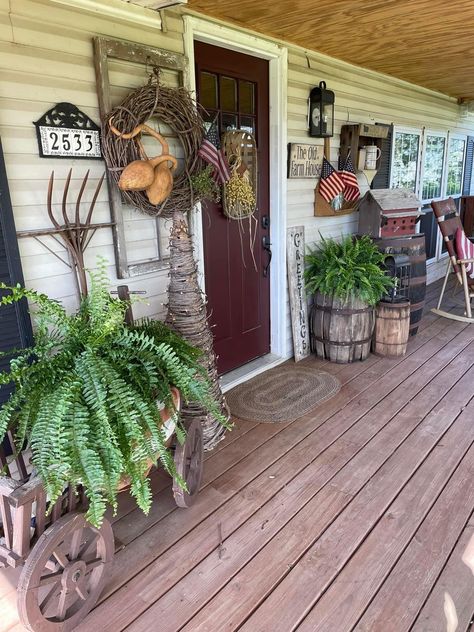 Country Porch Ideas Rustic, Porsche Decorations, Antique Porch Decor, Rustic Back Porch Ideas, Primitive Porch Decorating Ideas, Backdoor Decor, Farmhouse Front Porch Ideas Curb Appeal, Primitive Front Porch Ideas, Long Porch Decorating Ideas