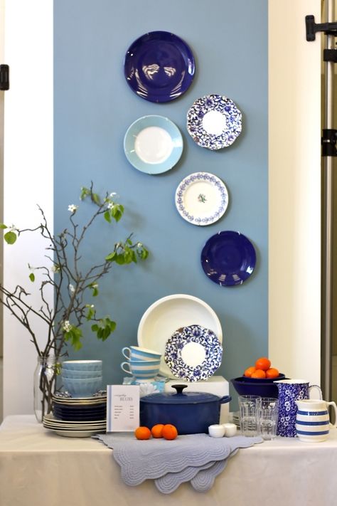 Tableware Display, Gift Shop Displays, Jessica Smith, Visual Merchandising Displays, Kitchen Wall Colors, Creative Jobs, Tableware Design, Creative Display, Hanging Plates