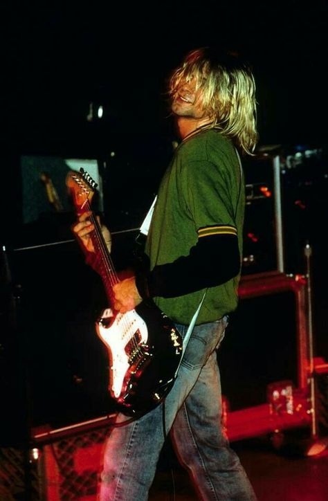 Kurt Nirvana Live, Kurt Cobain Photos, Donald Cobain, Nirvana Kurt Cobain, Nirvana Kurt, Estilo Indie, Smells Like Teen Spirit, Rock N’roll, Dave Grohl