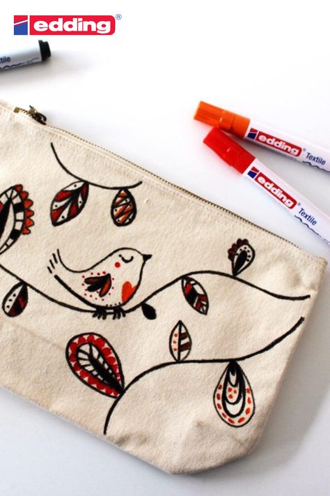 Have you ever tried drawing on textiles? A small fabric bag is always a handy thing to have for your necessities and it also makes an amazing gift for your sister, best friend or your mom. The best thing is - it´s up to them if they want to use it as a make up bag, a pencil case or however they like. With our edding 4500 textile markers, textile designs are easy to make and even machine-washable after a short ironing without steam. Follow the link to check out our textile markers! Pouch Decoration Ideas, Notebook Craft, Pencil Case Design, School Works, Textile Painting, School Enrollment, Painting Reference, Sister Best Friend, Fabric Pen