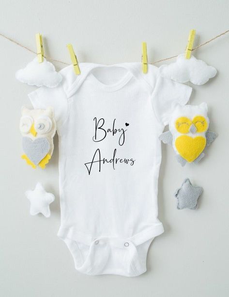 Personalised Baby Grows, Baby Announcement Onesie, Pregnancy Announcement Onesie, Baby Coming Home Outfit, Pregnancy Announcement Photos, Baby Friends, Pregnant Friends, Newborn Onesies, Funny Baby Onesies