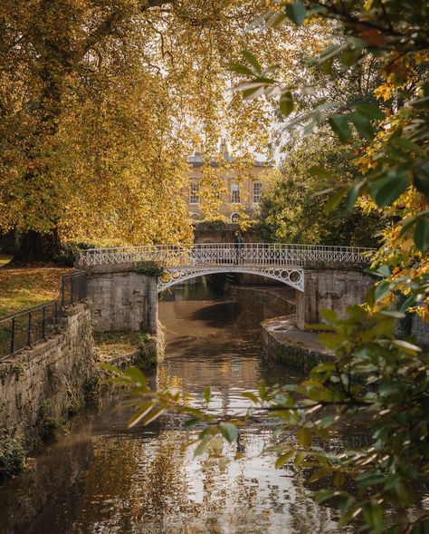 Autumn is one of the most beautiful times to visit Bath 🍂 I miss it dearly Have you visited this lovely place? I might be biased but I think it’s the most beautiful city in the UK ✨ P.s. Bridgerton fans, you might recognise it! #uktravel #bathengland #bathcity #igersbath #visitengland #englandtravel #uktravelblogger #visitbath Autumn In England, Bath Abbey, Visit Bath, Alexandra Park, Cotswolds England, Castle Combe, Orange Tone, Classic Photography, Favourite Season