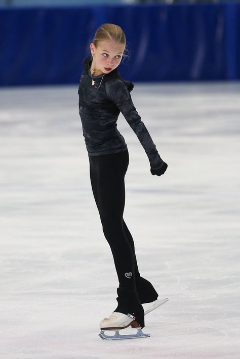 Ice Skating Pictures, Skating Pictures, Skating Aesthetic, Russian Figure Skater, Alina Zagitova, Alexandra Trusova, Skating Outfits, Winter Olympics, Figure Skater