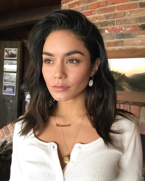 Vanessa Hudgens Makeup Natural, Vanessa Hudgens No Makeup, Vanessa Hudgens Face, No Makeup Makeup Wedding, Simple No Makeup Look Natural, Vanessa Hudgens Hair Color, Vanessa Hudgens Haircut, Long Philtrum, Vanessa Hudgens Hairstyles