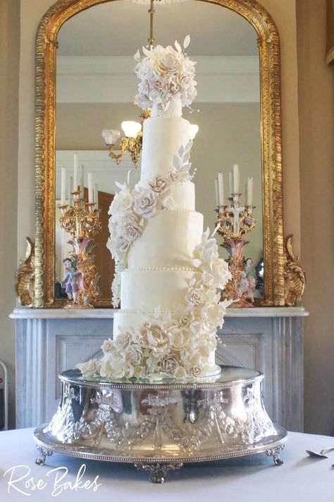 Wedding Cake Elegant Classy, Luxury Wedding Cake Design, Classy Wedding Cakes, Large Wedding Cakes, Tall Wedding Cakes, White Cake Recipes, Wedding Cake Display, Big Wedding Cakes, Cake Liner