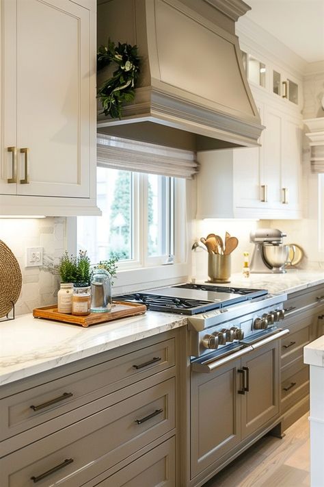 Neutral Kitchen Ideas, Creative Kitchen Backsplash, Kitchen Color Schemes, Taupe Kitchen, Best Kitchen Colors, Bold Kitchen, Neutral Kitchen, Dream Kitchens Design, Kitchen Needs