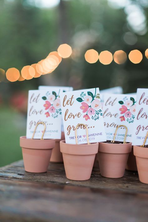 Wedding favors Flower Pot Wedding Favors, Wedding Favor Plant Ideas, Flower Pot Party Favors, Mini Plant Wedding Favors, Flower Seed Baby Shower Favors, Mini Potted Plants Party Favors, Flower Seed Gifts, Diy Wedding Favors Cheap, Simple Wedding Favors