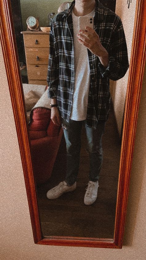 Open Flannel Shirt Outfit Men, 80s Flannel Outfit, Mens Outfits Flannel, Flannel Aesthetic Men, Flannel Over Hoodie Outfit Guy, Flannel Over Hoodie Outfit, Black Flannel Outfit Men, Flannel Over Hoodie, Mens Flannel Style