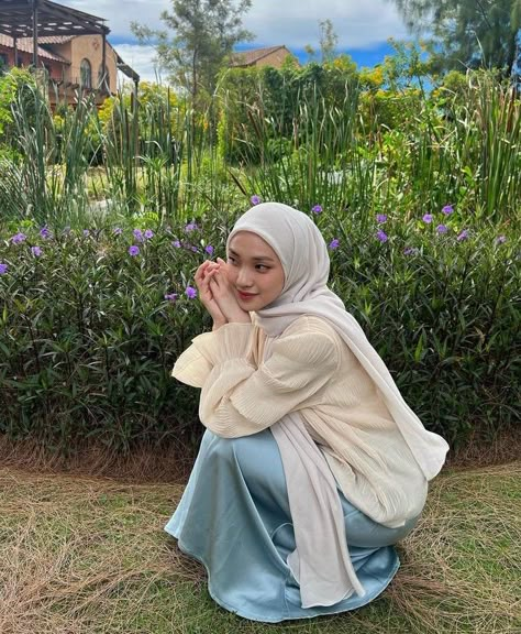 Hijab Pose Idea, Hijabi Photo Ideas, Pose Ideas Hijab, Hijabi Poses, Hijab Poses, Hijabi Aesthetic Outfits, Poses Hijab, Ootd Poses, Muslim Fashion Hijab Outfits