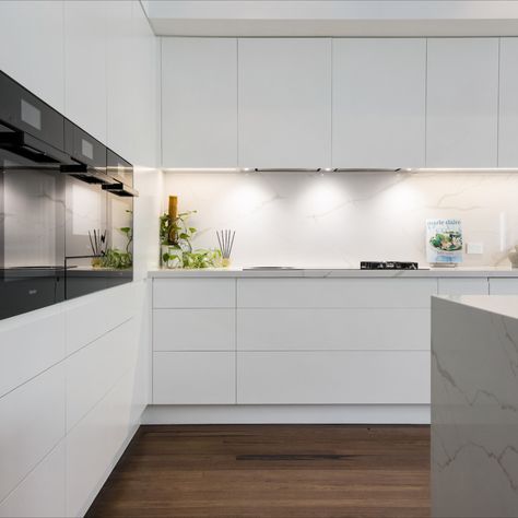 BLUM Tip-on Blumotion White drawers with Calcutta engineered stone benchtops and splashbacks Engineered Stone Benchtops, Modern White Kitchen, Designer Kitchens, Kitchen Benchtops, White Bench, Laminate Kitchen, White Drawers, Kitchen Gallery, White Modern Kitchen