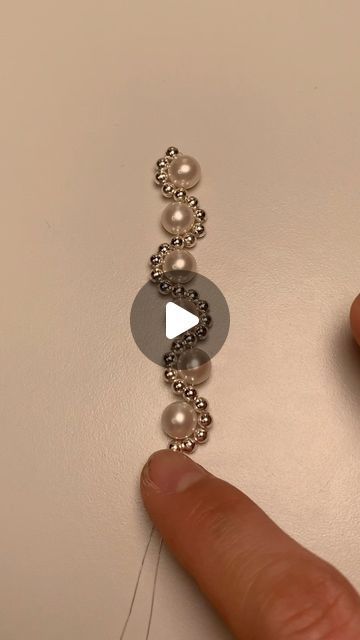 Pearl Bracelet Tutorial, Rice Bead Bracelet, Seed Bead Bracelets Tutorials, Beautiful Beaded Necklaces, Making Bracelets With Beads, Pearl Jewelry Design, Beaded Bracelets Tutorial, Rice Bead, Handmade Jewelry Tutorials