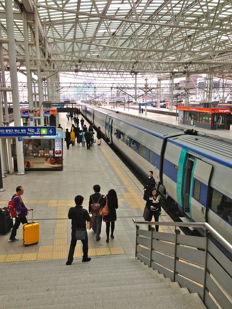 KTX: South Korea's extremely fast and efficient bullet train (photo taken at Seoul Station) Modern Train Station, Seoul Station, Train Photo, Hawaiian Travel, Independence Hall, Korean Peninsula, Bullet Train, Metro Station, Living Abroad