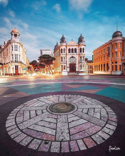 O que o Recife tem??? Além de praias MARAVILHOSAS, a praça Marco Zero mais charmosa do nordeste. Tem nem como não encher os olhos e sentir… Concert Stage Design, Brazil Travel, City Buildings, Frame Decor, Places Ive Been, The Good Place, Brazil, Louvre, Building