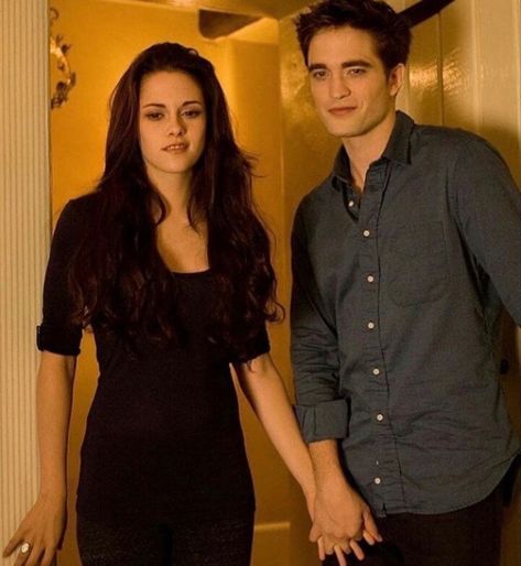 Bella Y Edward, Twilight Bella And Edward, Twilight Saga Quotes, Twilight Saga Books, Twilight Outfits, Kristen And Robert, Vampire Twilight, Twilight Saga Series, Twilight Bella