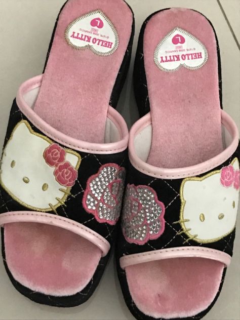 Hello Kitty Shoes, Kitty Clothes, Gyaru Fashion, Funky Shoes, 2000s Fashion Outfits, Pink Girly Things, Girly Accessories, Girly Shoes, Hello Kitty Items