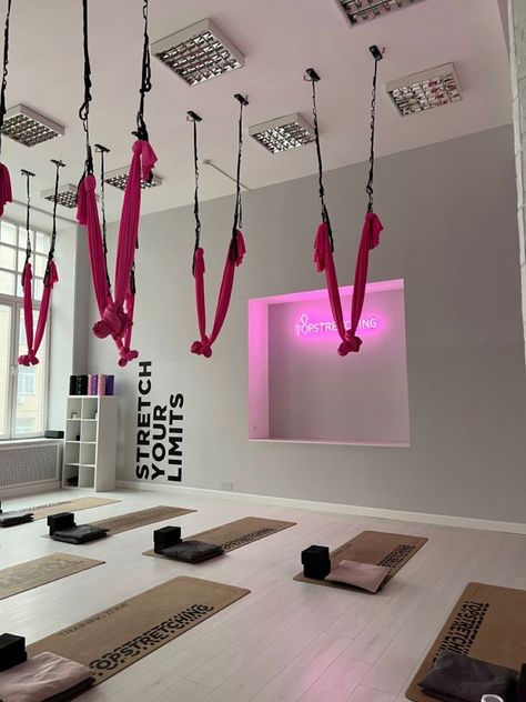 Aesthetic Home Gym, Yoga Room Design, Studio Pilates, Dance Rooms, Gym Room At Home, Home Dance, Workout Space, Gym Room, Gym Decor