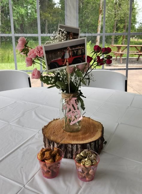 High School Grad Party Centerpieces, Cake Table Graduation, Barn Graduation Party Ideas, Grad Party Set Up, Grad Party Ideas Food, Rustic Grad Party, Grad Party Table Centerpieces, Boho Grad Party, High School Graduation Party Themes