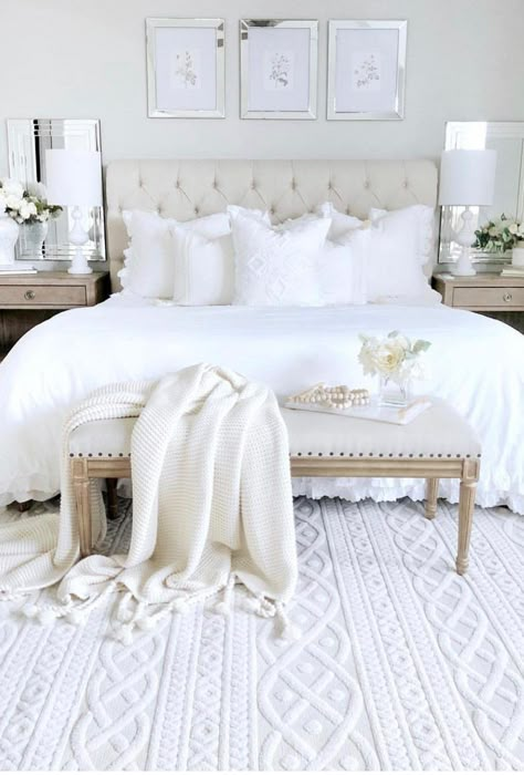 42+ Inspiring Modern Bedroom Design Ideas for This Year - Page 33 of 40 - Womensays.com Women Blog White Bed, Master Bedrooms Decor, White Bedding, Beautiful Bedrooms, Dream Bedroom, Design Case, My New Room, Luxurious Bedrooms, Small Bedroom