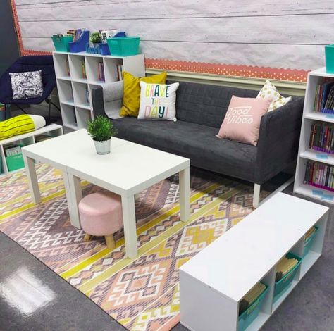 67 Best Classroom Setup Ideas for Back to School - Chaylor & Mads Classroom Setup Ideas, Free Classroom Printables, Ideas For Back To School, Flexible Seating Classroom, Biology Classroom, Classroom Seating, Classroom Makeover, Modern Classroom, Classroom Layout