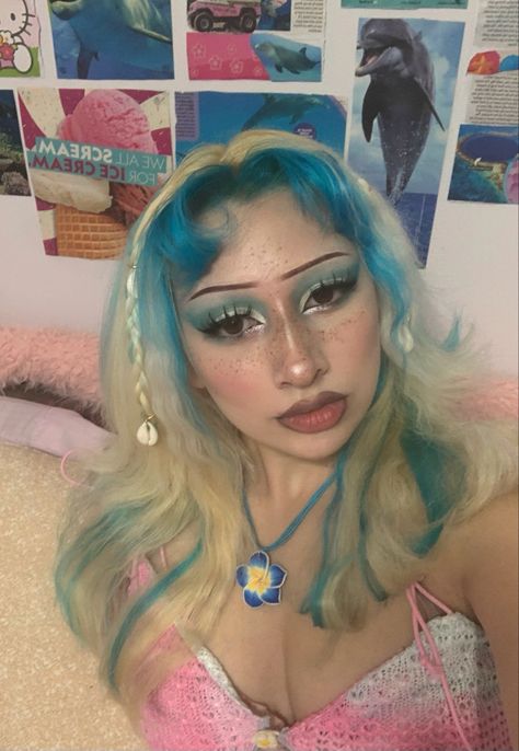 Mermaidcore Hairstyles, Keywestkitten Outfits, Mermaidcore Hair, Alt Beachy Outfits, Mermaid Core Hair, Lagoona Blue Hair, Beachy Gyaru, Mermaid Core Makeup, Tropical Makeup Look