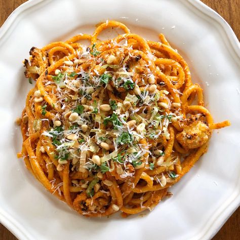 Romesco Pasta with Bucatini and Roasted Cauliflower Romesco Pasta, Fried Halloumi, Halloumi Salad, Sprouts Salad, Toasted Pine Nuts, Dinners For Kids, Roasted Cauliflower, Grilled Meat, Roasted Veggies