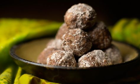 Cooking up edibles at home is fun, but sometimes it's nice to get baked without doing any baking or firing up the stove. Here's a video how-to for making no-bake Stoner Chocolate Balls. Canna Recipes, Canna Butter, Cannabutter Recipe, Cannibis Recipes, Chocolate Balls, Fun Recipes, Butter Recipe, Take It Easy, Healthy Dessert Recipes