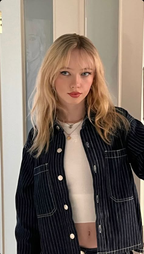 Round Face Haircuts Aesthetic, Layered Piecy Hair, Wispy Bangs Medium Hair Round Face, Wispy Bangs Aesthetic, Wispy Bangs On Round Face, Bangs With Round Face, Bangs Unstyled, Bangs With Medium Hair Round Face, Cute Bangs Wispy