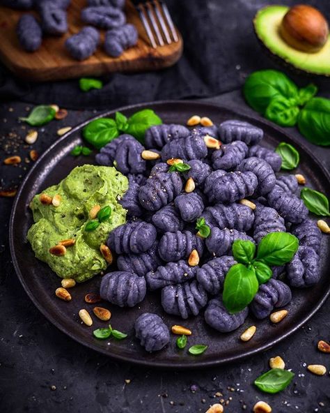 Purple potatoes gnocchi by @miss_gruenkern Recipe: 1 large purple sweet potato 1/2 cup wheat flour 1/2 teaspoon salt A pinch of nutmeg A pinch of black pepper PREPARATION Cook the sweet potatoes in the microwave about 10-15 minutes until they are soft. You could also bake them in the oven for an hour but microwave is much quicker! Mash them in a bowl and set aside to cool. When the sweet potato has cooled completely add flour. You want to add as little as possible otherwise the gnocchi will be t Microwave Sweets, Sweet Potatoes In The Microwave, Purple Potato Gnocchi, Cook Potatoes In Microwave, How To Cook Gnocchi, Purple Sweet Potato, Potato Gnocchi, Purple Food, Purple Potatoes