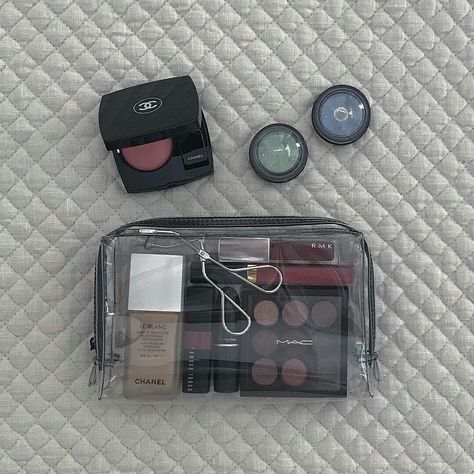 Aesthetic Makeup Bag, Makeup Bag Aesthetic, School Bag Essentials, Inside My Bag, Makeup Accesories, Handbag Essentials, School Makeup, Body Hacks, روتين العناية بالبشرة