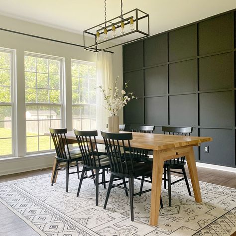 7 Farmhouse Dining Room Rug Ideas | Ruggable Blog Dining Room Wallpaper Ideas, Farmhouse Dining Room Rug, Room Wallpaper Ideas, Mid Century Modern Dining Room, Modern Farmhouse Dining Room, Dining Room Accents, Wood Dining Room Table, Dining Room Furniture Modern, Dining Room Remodel