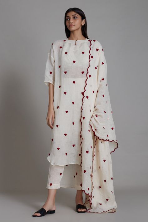 Buy Mati Off White Trump Card Linen Embroidered Kurta Set Online | Aza Fashions Scallop Embroidery, Card Counter, Apple Cut, Potli Bag, White Kurta, Cotton Bralette, Heart Motif, Eco Friendly Clothing, Embroidered Heart