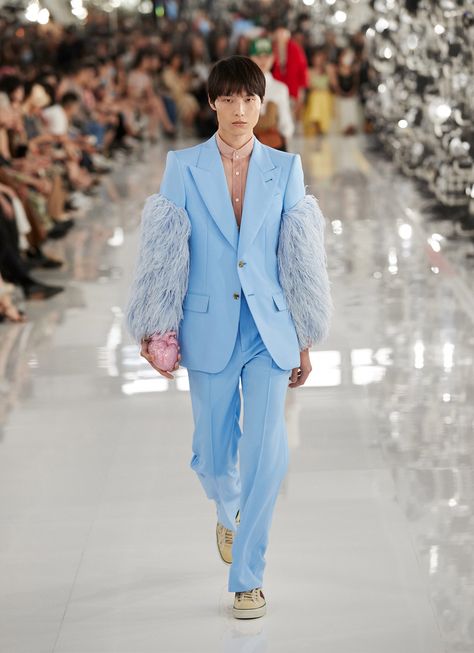 High Fashion Men Outfits, Mens Couture, Mode Queer, Gucci Aria, Gucci Menswear, Met Gala Outfits, Gender Fluid Fashion, High Fashion Men, High Fashion Runway