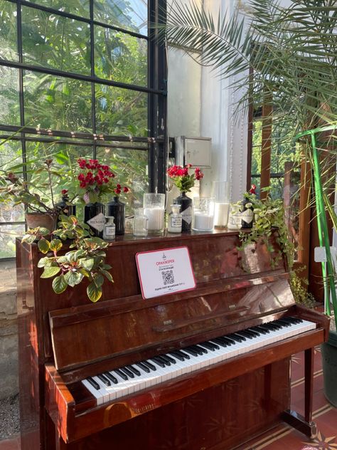 Upright Piano Aesthetic, Piano Wedding Decor, Piano With Plants, Piano In House, Vintage Piano Aesthetic, Piano Nook, Bedroom Piano, Aesthetic Photography Vintage, Classical Music Aesthetic