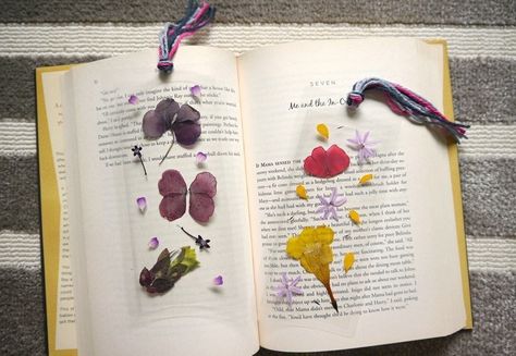 Diy Pressed Flower Laminated Bookmarks  •  Free tutorial with pictures on how to make a bookmark in under 30 minutes Pressed Flowers Diy, Book Crafts Diy, Pressed Flower Crafts, Craft Books, The Crafts, Flower Bookmark, Diy Bookmarks, Pressed Flower Art, Mason Jar Diy