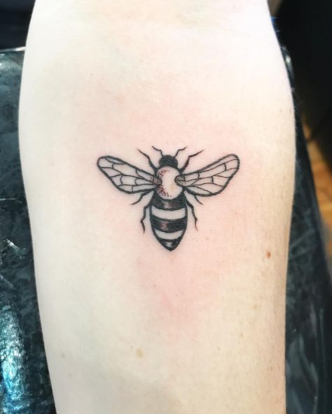 Zach Cox | Tattoo Artist on Instagram: “Who doesn’t love a cute lil’ bumble? 🐝 . . . . . . . . #linework #dotwork #darkartists #blackwork #whipshading #vladbladirons #tattoartist…” Blackwork Bee Tattoo, Bumble Bee Flash Tattoo, Bumblebee Tattoo Black And White, Bumble Bee Tattoo Line Work, Damask Tattoo, Edgy Bee Tattoo, Lisa Wagner, University Of Manchester, Going To University