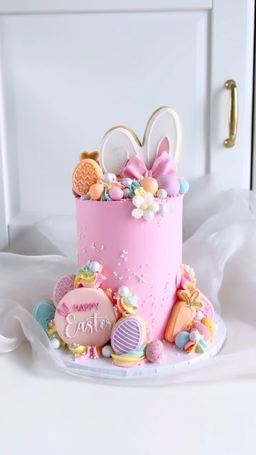 CHELL BELLS CAKES 💗 on Instagram: "💖🐰EASTER CLASS🐰💖 I’m super excited to announce the launch of my Pastel Mini Easter cake 🥰 I absolutely love Easter so I decided to host my very first Easter Class @lissieloucakeschool This decoration class includes decorating a 4” Mini Easter Cake where you will also gift box it up yourself 🥰🐥🐰 This class is for everyone & anyone who wants to get into the Easter spirit whilst having lots fun at the same time 🐣 You will start off by finishing off your Easter Cake Designs, Easter Themed Cakes, Easter Desserts Cake, Cute Easter Desserts, Easter Cake Decorating, Decoration Class, Easter Biscuits, Easter Party Food, Easy Easter Treats