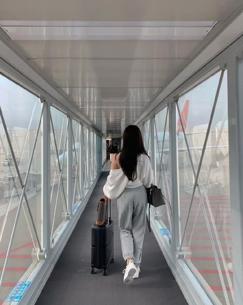 Travelling Goals, Chic Travel Outfit, Airport Outfit Summer, Airport Travel Outfits, Flight Outfit, Airplane Outfits, Travel Pose, Airport Pictures, Airport Aesthetic